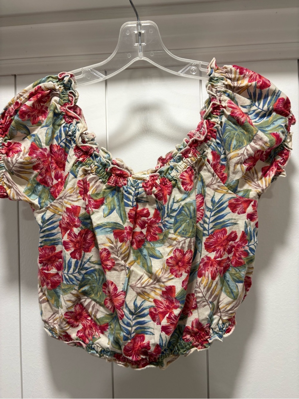 American Eagle Outfitters Red Floral Off-Shoulder Crop Top size XS